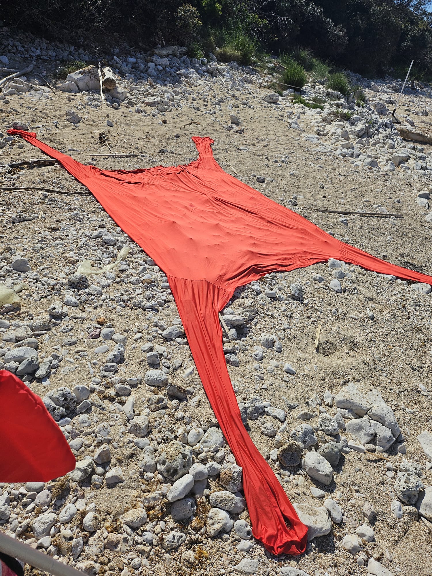 Sonnenschutz - Zelt rot Beach sun shade ideal für Flugreisen - father and daughter